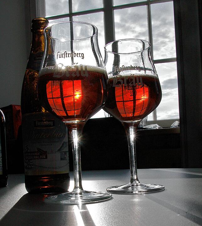 Die Sonne scheint durch das kastanienbraun Fürstenberg Winterbier.
