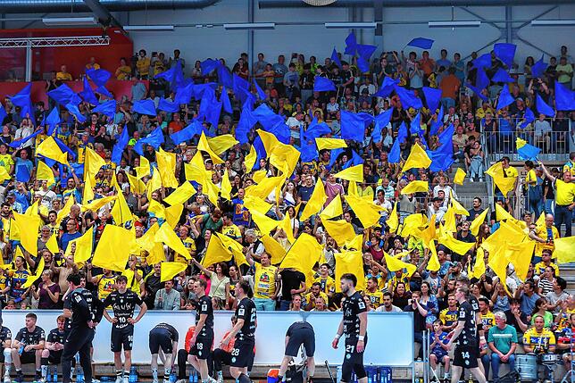Bild 14: HSG Konstanz feiert den Aufstieg in die 2. Handball-Bundesliga. Bilder vom Spiel gegen Hildesheim