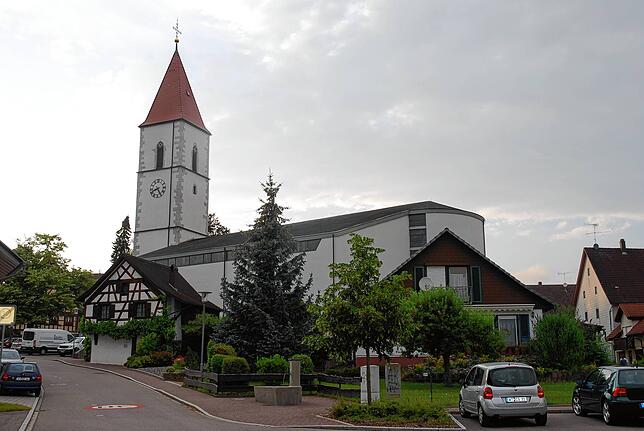 Die Pfarrkirche St. Georg im Erzinger Oberdorf.