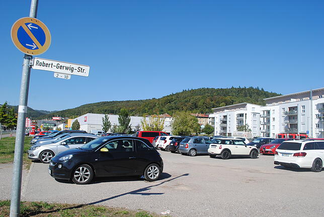 Der jetzige Park-and-Ride-Parkplatz an der Robert-Gerwig-Straße fällt mit dem Baubeginn des Feuerwehrgerätehauses mit Kindertagesstätte ...