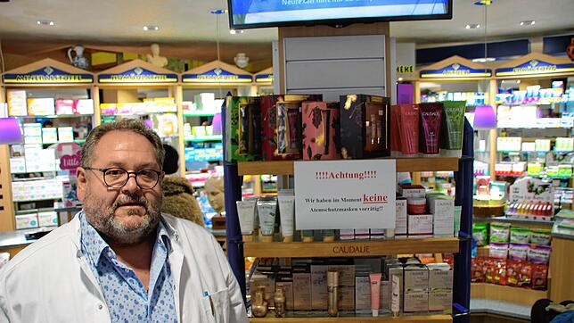 Ausverkauft: Johannes Danassis hat im Eingangsbereich seiner Apotheke ein Schild aufgehängt, das darüber informiert, dass im Moment ...