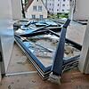 Blinde Zerstörungswut: Ein Bauunternehmer riss mit einem Bagger Balkone an einem neuen Wohnkomplex in Blumberg ab und drückte ...