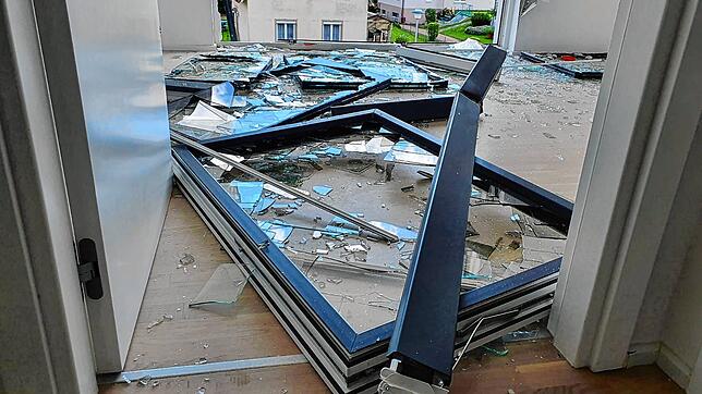 Blinde Zerstörungswut: Ein Bauunternehmer riss mit einem Bagger Balkone an einem neuen Wohnkomplex in Blumberg ab und drückte ...