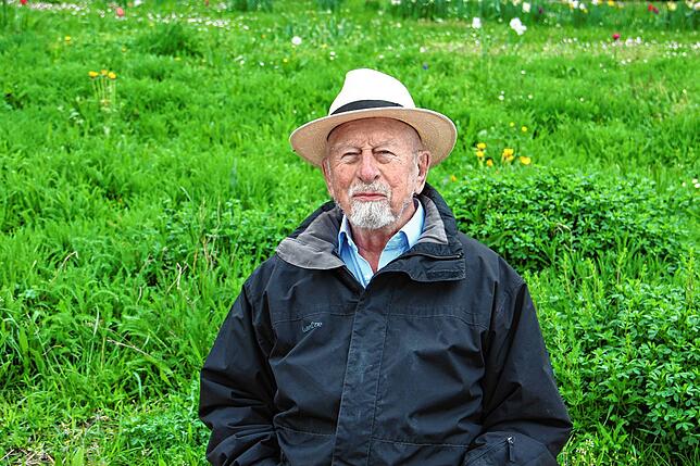 Biologe Rainer Bretthauer erklärt die große Anzahl an Zuckmücken am Radolfzeller Seeufer.