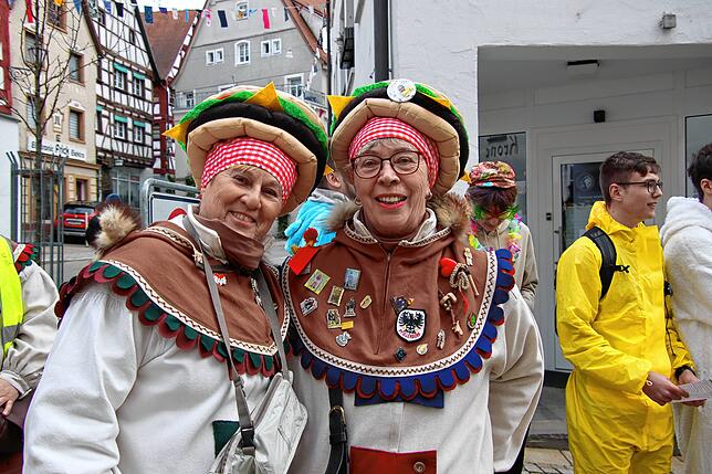 Birgit Spähler und Gerda Gebert mit Hamburger-Hut