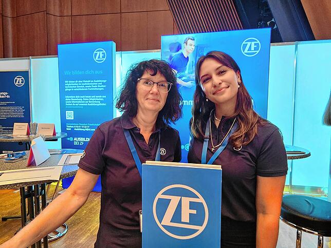 Annette Leschinski (links) ist Ausbildungsleiterin bei ZF Friedrichshafen, Michelle Kurtic ist Ausbildungsbotschafterin.