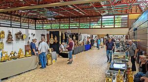 Beim Trödelmarkt am Samstag in Furtwangen – hier der Markt mit Uhren im vergangenen Jahr – wird auch gebrauchte Kleidung verkauft. Foto: ...