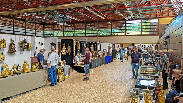 Beim Trödelmarkt am Samstag in Furtwangen – hier der Markt mit Uhren im vergangenen Jahr – wird auch gebrauchte Kleidung verkauft. Foto: ...