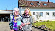 Helga Bosch (links) kann trotz Behinderung im eigenen Haus leben, weil sich im Rahmen der Nachbarschaftshilfe die Familie von Brigitte ...