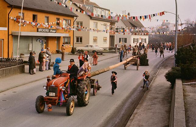 1976: Ohne Traktor geht es nicht! Allen vorneweg fährt der Traktor mit dem Narrenbaum.