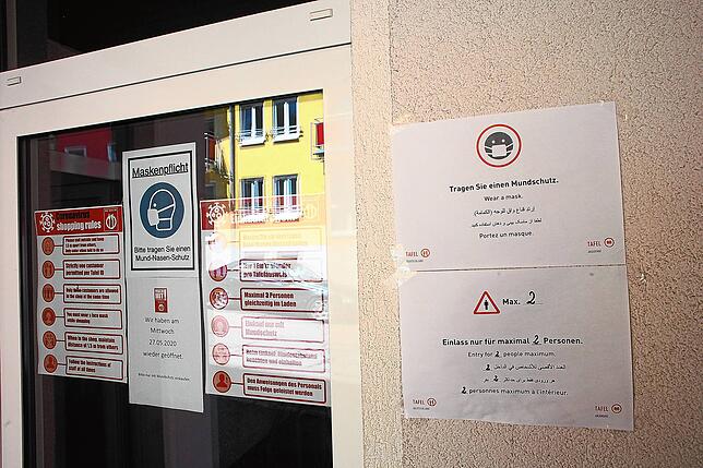 Auf die Corona-Hygieneverordnungen wird vor dem Triberger Tafelladen angesichts der internationalen Kundschaft in verschiedenen Sprachen ...