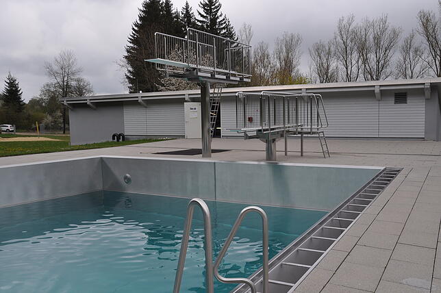Das Schwimmbecken des Panoramabades wird derzeit vom Wasserwerk neu aufgefüllt.