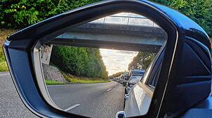 Stau auf der B31: Wegen eines liegengebliebenen Lastwagens mussten sich Verkehrsteilnehmer am Mittwochmorgen gedulden.