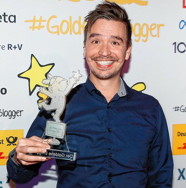 2022 erhielt Bob Blume, bekannt als Netzlehrer, den Preis Goldener Blogger als Deutschlands Blogger des Jahres.