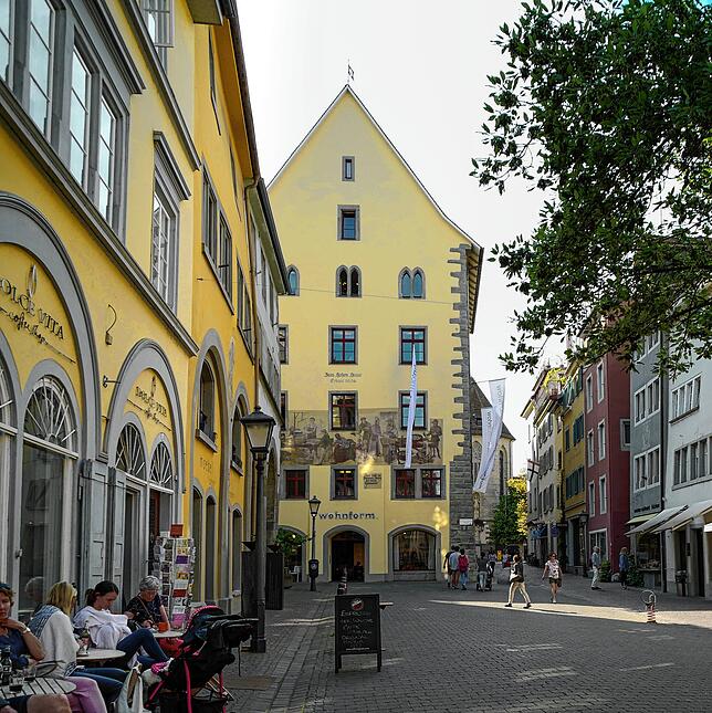 Obwohl der Name Hohen Haus etwas andeutet, ist der Profanbau mit 26 Metern nicht das größte Haus in Konstanz. Als es vor 700 Jahren ...