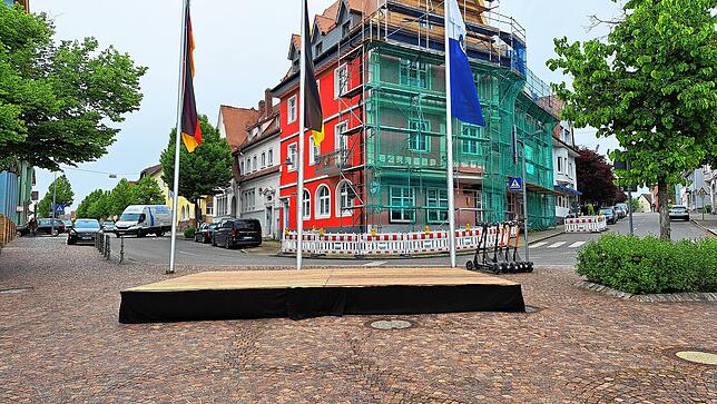 Die Bühne auf dem Rathausplatz steht: Hier soll die Innenstadt bis Ende August unter anderem mit Live-Musik belebt werden.
