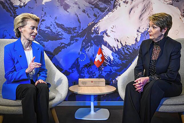 Die Schweizer Bundespräsidentin Karin Keller-Sutter (r) spricht mit Ursula von der Leyen, Präsidentin der Europäischen Kommission, vor ...