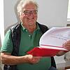 Werner Schwarz hat mit 73 Jahren promoviert. Er beschäftigt sich in seiner Arbeit mit der Abendrealschule. Zu sehen ist er mit einem ...