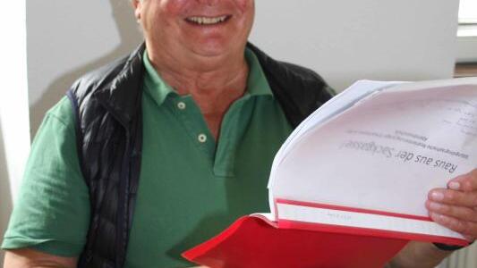 Werner Schwarz hat mit 73 Jahren promoviert. Er beschäftigt sich in seiner Arbeit mit der Abendrealschule. Zu sehen ist er mit einem ...