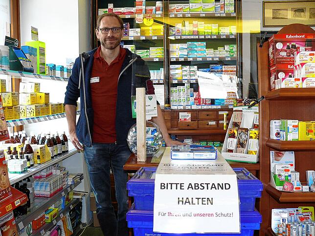 Daniel Hölzle, Inhaber der Tiergarten-Apotheke, spricht von einem großen Ansturm auf Medikamente. In Apotheken gilt es ab jetzt, Abstand ...