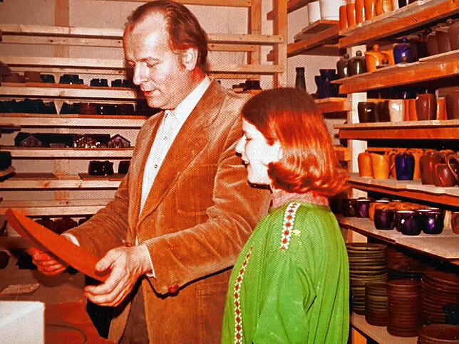 Hans Dackweiler mit Dagmar, einer jungen Frau mit Assistenzbedarf, in der Keramik-Werkstatt in Lautenbach. Nach und nach baute er die ...