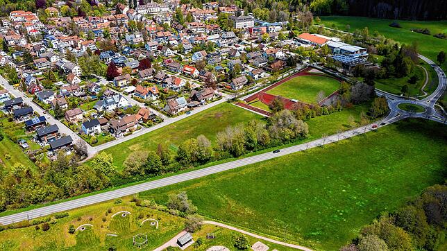 Das geplante Baugelände für Aldi und Rossmann in Königsfeld ist oberhalb der Landesstraße zu sehen. Daran schließt sich die Wohnbebauung an.