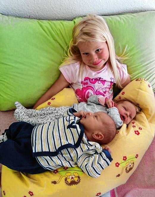 Maelle hat stolz ihre zwei kleinen Geschwister daheim in Empfang genommen.