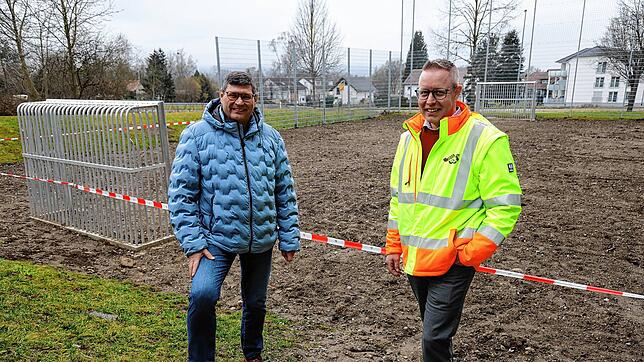 Sie haben zusammen mit den anderen Ortschaftsratsmitgliedern von Markelfingen den neuen Bolzplatz in Eigenleistung auf ein höheres ...
