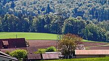 Bereits jetzt sind die Stromleitungen in Breitenfeld nah an der Wohnbebauung. Solche Fehler der Vergangenheit sollen beim nun geplanten ...
