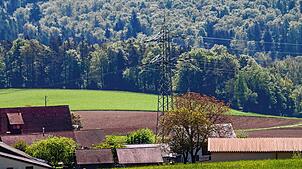 Bereits jetzt sind die Stromleitungen in Breitenfeld nah an der Wohnbebauung. Solche Fehler der Vergangenheit sollen beim nun geplanten ...