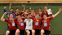 Der Württembergische U-20-Meister VfB Friedrichshafen mit (hinten, von links): Trainer Adrian Pfleghar, Nicolas Hornikel, Max von Berg, ...