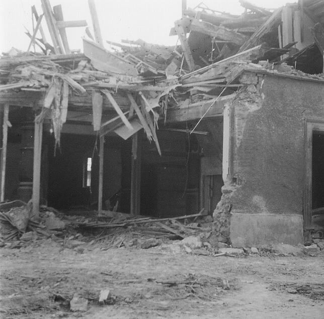 Ein Teil der Ruine des ehemaligen Kaufhauses mit dunkler Geschichte.