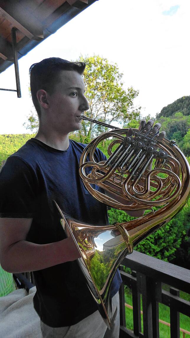 Jannis Hupfer heute als 15-Jähriger mit dem Waldhorn.