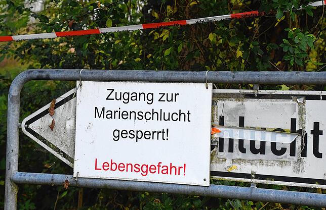 Ein Schild am Parkplatz zur gesperrten Marienschlucht. Derzeit ist auch der Parkplatz gesperrt, da er von den Baufirmen benutzt wird.