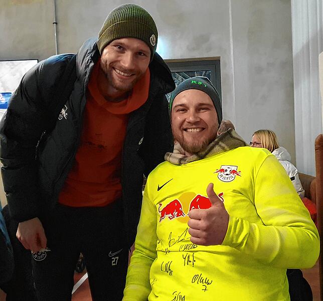 Grüße aus Österreich: Nationalspieler Konrad Laimer mit Kevin Simanowski.