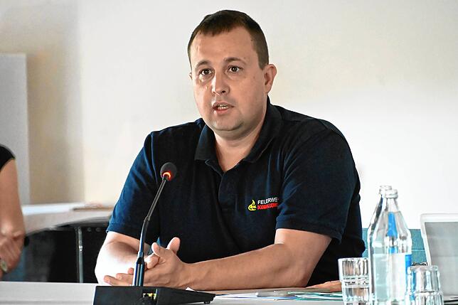 Feuerwehrkommandant Steffen Bretzke spricht im Gemeinderat über Hochwasser.
