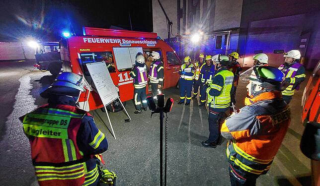 Bild 5: Feuerwehr, THW und DRK üben gemeinsam den Ernstfall. Hier gibt es die Bilder!