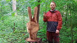 Viele Besucher machen so wie Étienne Kinninger das Peace-Zeichen, wenn sie an der Skulptur im Lorettowald vorbeikommen und ein ...