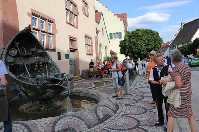 Station zwei ist der Narrenbrunnen, über den Wegbegleiter Joachim Schweitzer viel zu erzählen hat.