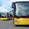 Am Busbahnhof im Schweizer Laufenburg warten Postbusse auf die Abfahrt.