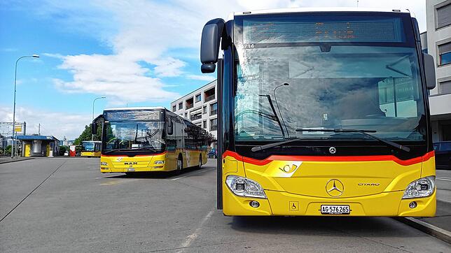 Am Busbahnhof im Schweizer Laufenburg warten Postbusse auf die Abfahrt.