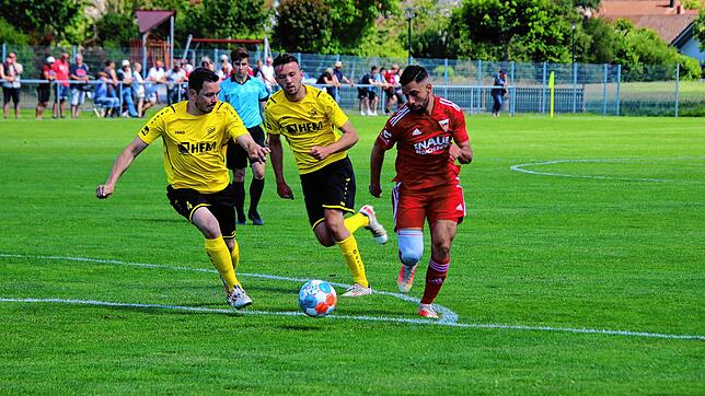 Am Samstag treffen die Landesligisten SV Denkingen (links Tobias Rimsberger, Mitte Constantin Kahl) und FC Überlingen (rechts Giuseppe ...