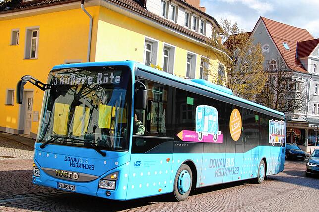 Die Linie 3 des Donaubuses auf der Karlstraße in Richtung Äußere Röte.