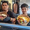 Besitzer Milat Zarefi (links) und Mitarbeiter Morteza Arabza präsentieren zwei Kebab Bowls zum Mitnehmen.