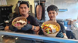 Besitzer Milat Zarefi (links) und Mitarbeiter Morteza Arabza präsentieren zwei Kebab Bowls zum Mitnehmen.