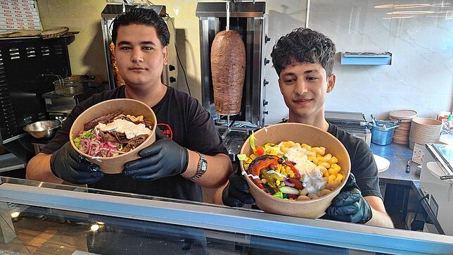 Besitzer Milat Zarefi (links) und Mitarbeiter Morteza Arabza präsentieren zwei Kebab Bowls zum Mitnehmen.
