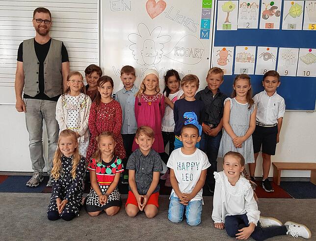 Weitere Erstklässler der Löwen-Klasse der Grundschule Bräunlingen mit Klassenlehrer Frank Reinhard.