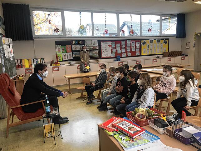 Andreas Jung erzählt den Kindern, wie seine Arbeit in Berlin läuft.