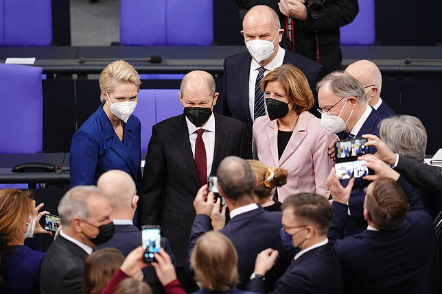 Abgeordnete gratulieren Olaf Scholz  nach seiner Wahl zum Bundeskanzler.