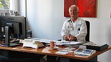 Chefarzt Sebastian Jung hinter seinem Schreibtisch im Radolfzeller Krankenhaus. Bald wird der Raum leer und Jungs Büro in Singen sein.